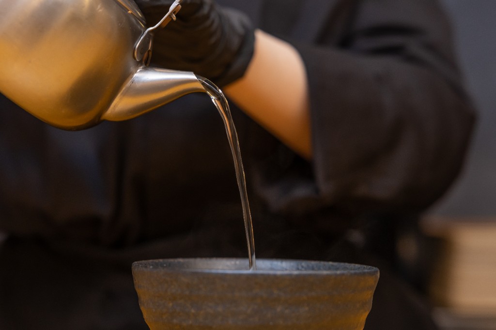 特製だしを注ぐ