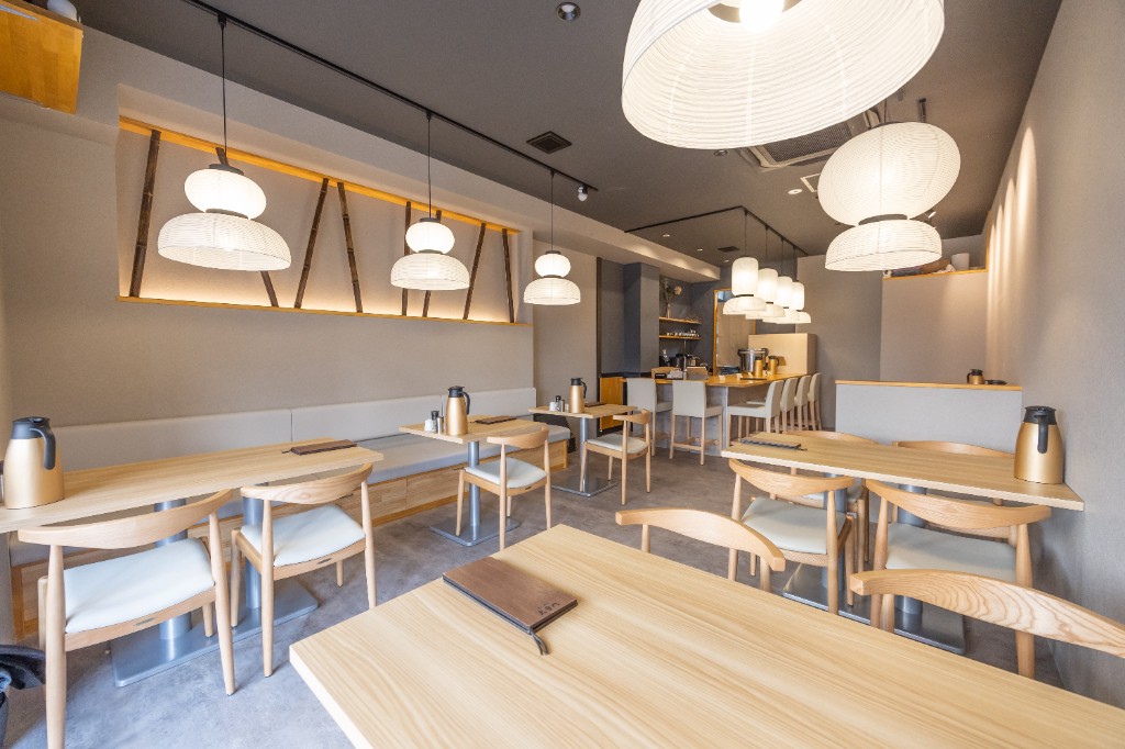 落ち着いた店内